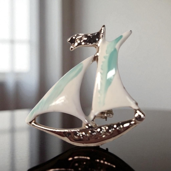 Silver tone sailboat brooch pin enamel pin - Picture 10 of 10
